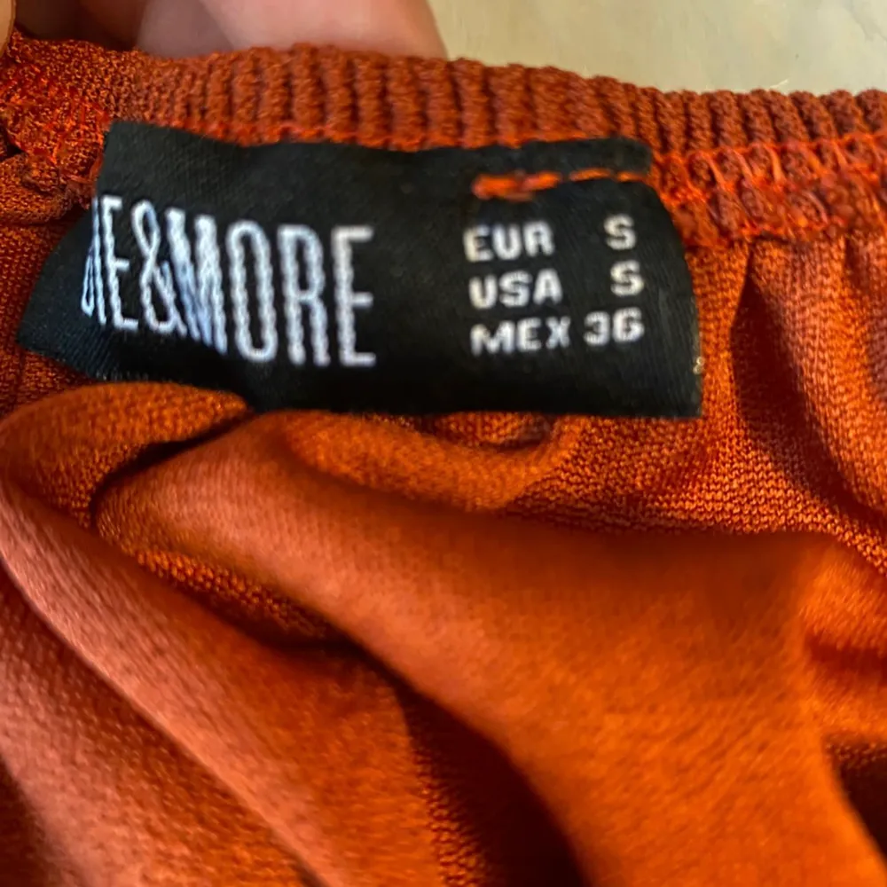 Orange/brun offsholder kort tröja med utsvängda armar. Aldrig använt. Skriv gärna i dm kring frågor och  om ni är intresserade!❤️. Tröjor & Koftor.