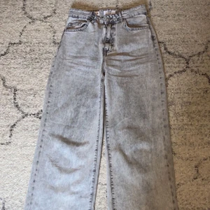 Jeans  - Säljer dessa gråa vida jeans nu då dom blivit förstora🥺 super skönt material och bekväma, pris kan diskuteras då jag vill bli av med ALLT🥰💗 skriv gärna för frågor eller fler bilder 