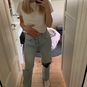 Jeans med slitningar - Jeans från Ginatricot storlek 36! Medelhög midja och lösare passform :)