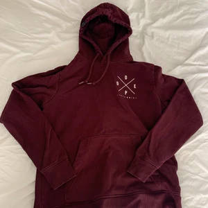 Dope hoodie - En vinröd dope hoodie som är st m men sitter som st s!      inte använd så många gånger !