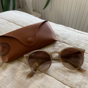 Ray-Ban solglasögon  - Solglasögon från märket Ray-Ban i fint skick! Kolla gärna in mina andra annonser också!✨ priset kan diskuteras💛