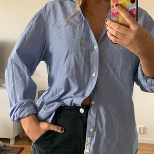 ”Linne”skjorta  - Ljusblå skjorta i tunnt, linneliknande material med oversize fit. Jättefint skick, köpt second hand. Jag är normalt en M/38, skjortan passar S-Xl beroende på önskad passform. Kan skickas med spårbart men dyrare pris.  