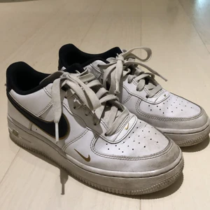 Nike skor - Vita och svarta airforces från Nike. Lite smutsiga men i gott skick😁