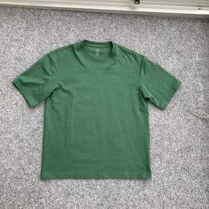 Säljer en fräsch grön oversized t-shirt från HM som jag köpt för ca ett halvår sedan och knappt använt. Den är storlek S och är väldigt oversized. Som ny, 10/10 skick. Kom privat för fler bilder.
