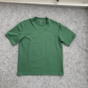 T-shirt oversized - Säljer en fräsch grön oversized t-shirt från HM som jag köpt för ca ett halvår sedan och knappt använt. Den är storlek S och är väldigt oversized. Som ny, 10/10 skick. Kom privat för fler bilder.