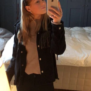 Jeansjacka  - Supersöt jeansjacka med glittriga fransar på! Perfekt till våren/hösten eller kalla sommarkvällar💕 köpt på boohoo men tror den är från zara i grunden