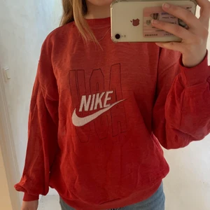 Vintage Nike sweatshirt  - Vintage tröja från Nike, den är i använt skick men fortfarande snygg. Sista bilden visar en slitning och en fläck, dock inget man tänker på. Lapparna är bortklippta men skulle tro att den är i storlek M/L