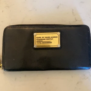 Plånbok från Marc by Marc Jacobs - Fin plånbok från marc by marc jacobs. Bra skick i färgen svart!