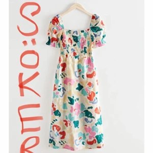 Har du denna klänning? - Söker denna klänning från & other stories i storlek 36/S! Hör av er med prisförslag! 