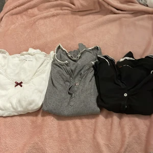 Tröja - 3 odd molly tröjor!!!! Den svarta och gråa saknar en knapp och den gråa har några fläckar som man ser på bild 3. Gråa och svarta 90kr st och vita för 130kr. Vita i stolek 2 gråa i storlek 0 och svarta stl 1