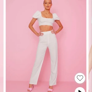 Linne set Bianca x NELLY - Säljer detta super fina sett från biancas kollektion med Nelly! Tyvärr var det förlitet för mig 😫😫😫 Byxorna är lite genomskinliga men har man hudfärgade trosor så syns det inte alls! Säljer det som ett set men också enskilt om man vill köpa något av dom. 720 kr för hela 💕💕Aldrig använt! 