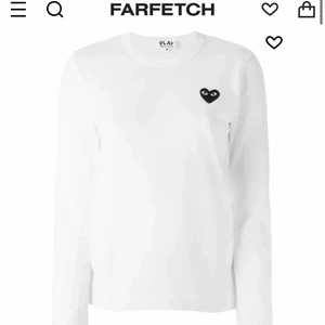 Cdg tröja  - Felfri cdg tröja i storlek M (passar Xs-M). Köpt på Nk i Göteborg för ungefär 2 år sedan☺️ Säjer tröjan på grund av att den inte har kommit till användning!🤍 Nypris 1600kr!!