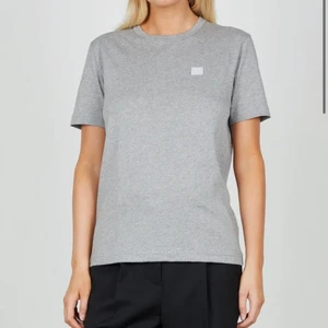 Acne studios tshirt  - Grå tshirt från Acne studios i storlek S!!🤍 Köpt från deras hemsida för 1000kr❣️ Superfint skick!