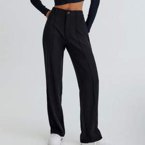 Snygga svarta kostymbyxor från PULL&BEAR i storlek M säljes! 🤩 Aldrig använda och säljs eftersom de ej passade mig ❤️ Skriv om ni har frågor eller vill köpa!! 🥰🥰