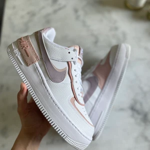 NIKE AIR FORCE 1 SHADOW LOW amethyst ash - HELT NYA och SLUTSÅLDA!!!! Nike Air Force 1 Low Shadow i färgen amethyst ash som är slutsålda överallt, i storlek 40. Säljes pga fel storlek.🤍🤍 