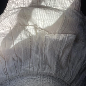 Vit volang kjol - Säljer min vita volang kjol från Lindex. Säljer pga at den inte kommer till användning 👍🏼jätte skön . Kjolen är i nyskick och använd 3 gånger ungefär . Kjolen har även inga skador . 