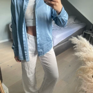 Skjorta i ”satin” - Skjorta/blus från hm strl 38 i fint skick. Jättefin blå färg, säljes då den ej kommer till användning. 