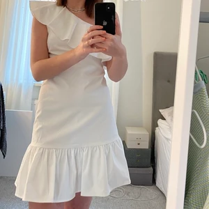 Vit klänning - Superfin vit klänning som är slutsåld från Nelly🤍 i stl xs och superfin till student eller skolavslutning🤍 300+frakt 