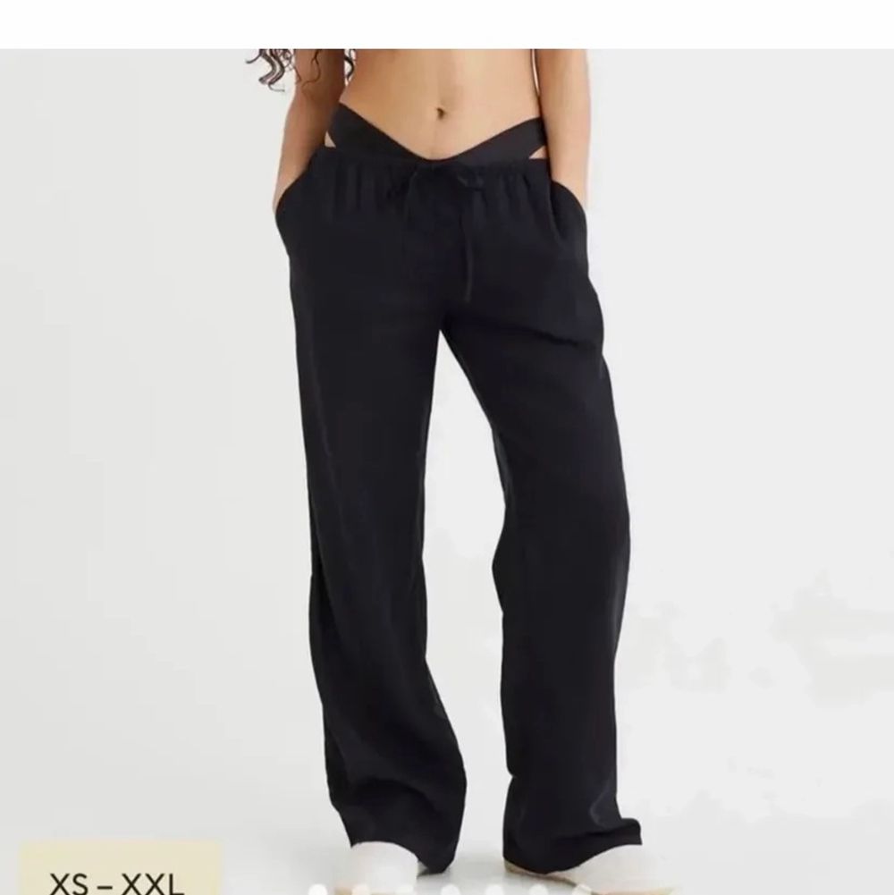 Snygga helt slutsålda svarta linnebyxor från HM. Sitter skit snyggt lågmidjat. Dem är helt nya med lappen kvar💞 rätt korta i benen. Jeans & Byxor.