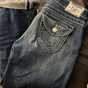 True religion jeans som är i mörk blå jeans färg, modellen är tajt o är en model som ska sluta mitt på vaden. Så en 3/4 byxa. I fint skick! 