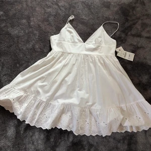 Vit klänning  - Denna oanvända zaraklänning med lapparna på! Helt underbar men för stor för mig🥲