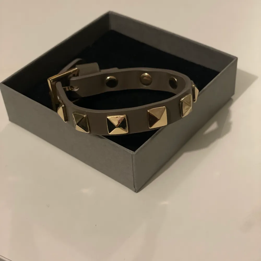 Säljer mitt så fina valentino liknande armband då det inte kommer till användning💘 armbandet är FAKE men en bra kopia💘 Perfekt i sommar och för dig som inte vill lägga ner ungefär 2000 på ett riktigt valentino armband💘 pris kan diskuteras . Accessoarer.