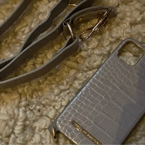 Ideal of Sweden mobil skal - Detta skal är använd Max 3 gånger kan ha någon lite repa på sig men isåfall inte anmärkningsvärt. 