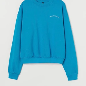 Blå sweatshirt  - En blå sweatshirt från hm, där de står ”inhale & exhale” på bröstet. 