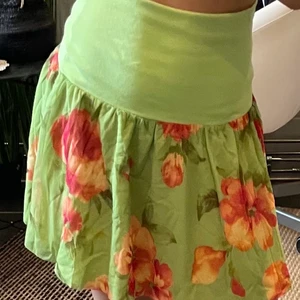 Grön kjol - Är en grön 90s kjol med blommor på som man kan ha som kjol och en söt topp till ett par blåa jeans, säljer då den inte kommer till användning!!! Världens sötaste funkar typ till allt 💗