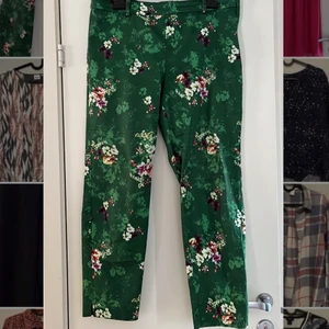 Kostymbyxa blommiga - Fina kostymbyxor från H&M med blommor.