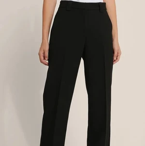 Kostymbyxor - Perfekta kostymbyxorna med lite tjockare material!! Endast använda 1 gång. Lite långa på mig som är 160, men det funkar att vika upp dem!