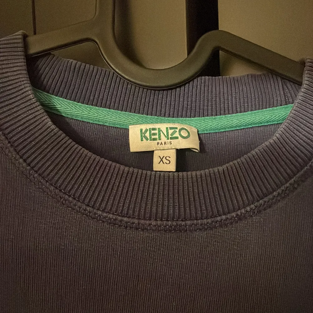 Kenzo sweatshirt i storlek S passar även M. Knappt använd medföljer originalkvitto med på 2,299 släpet den väldigt billigt vidd snabb affär. Intresse av fler bilder eller frågor hör av er. . Tröjor & Koftor.