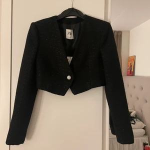 Zara - Svart glitter jacka från zara. Helt ny och oanvänd lappen sitter kvar. Nypris 400kr