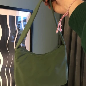 Grön väska - Så fin grön väska som aldrig är använd!