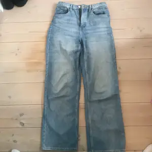 Jätte sköna och vida jeans från h&m❤️ dem har någon liten defekt på benet men det tvättas såklart bort innan dem skickas❤️ (köparen står för frakt)