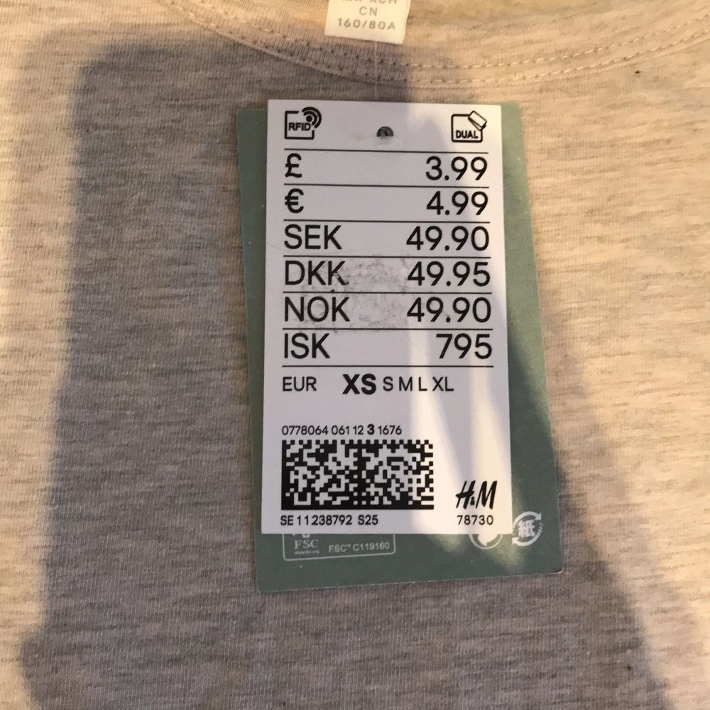 Säljer denna tröjan från H&M, aldrig använd prislappen är fortfarande kvar.  Nypris- 50. T-shirts.