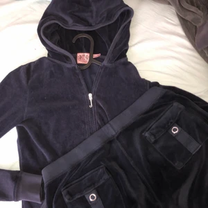 Juicy couture - Snap pocket juicy sett, köptes på sellpy för 1100kr. Frakt tillkommer på 66kr. Äkta gammal modell, färg 34/marinblå med YKK dragkedja. Tröja: M men passar XS, byxor: S (lågmidjade) Kontakta för frågor!💕 
