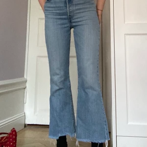 Levis Jeans - Jättefina Levis jeans, så gott som nya. Köptes nya från Levis store. Sitter tajt och över fotleden och är designade att vara slitna längst nere. OBS! Vill man ha den skickad till sig får man stå för frakten själv!!!