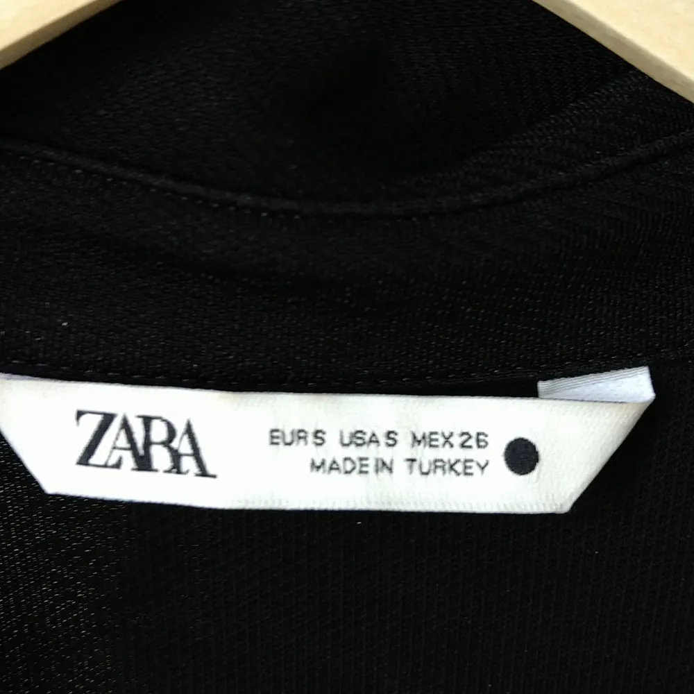 Tunn skjorta från Zara, figursydd och med tyngd i tyget för en snygg passform. Storek small och sparsamt använd, så gott som ny. Kan mötas vid Telefonplan eller köparen betalar frakten!✨. Skjortor.