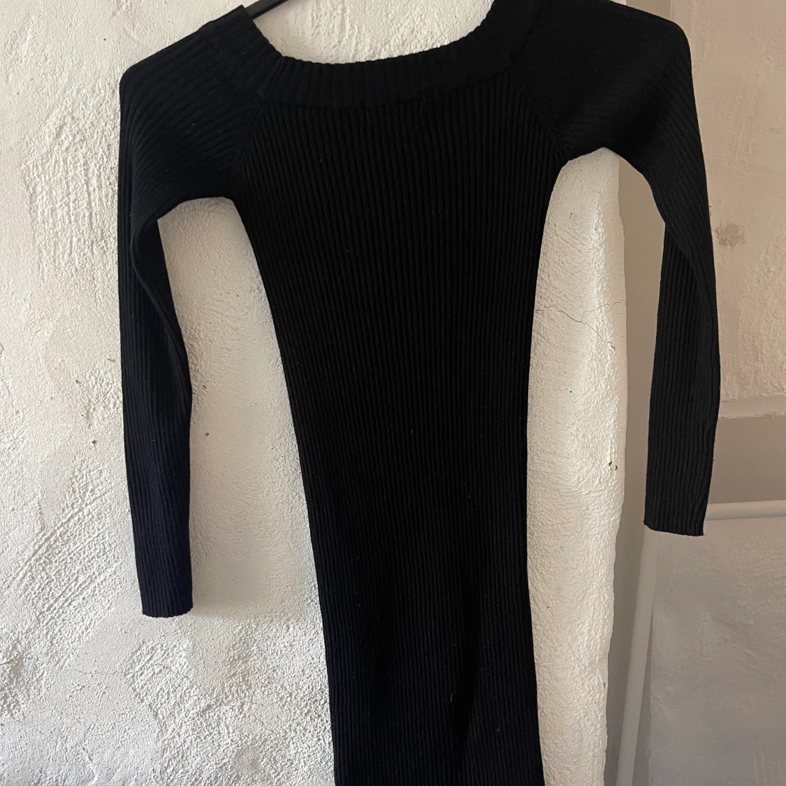 Ribbstickad klänning