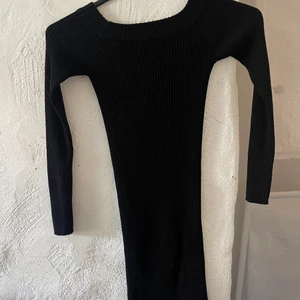 Ribbstickad klänning - Kroppsformad ribbstickad klänning från Berskha 