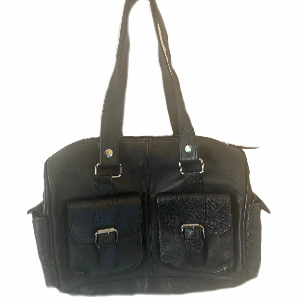 Jättesöt svart väska med silverdetaljer och många fickor. Bra skick och rymlig väska, skriv för mått. Köparen står för frakt :). Väskor.