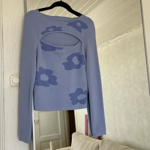 Blommig top från & Other Stories - Köpt för 750kr. Använd ca 3-4 gånger. Köparen står för frakten!