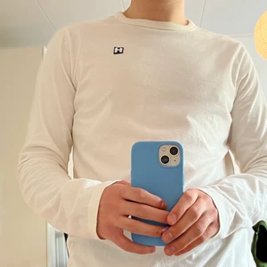 HOPE tröja - Final LS TEE från HOPE - Nypris: 695kr, Mitt pris: 120kr - Material: 100% bomull - Färg: helvit med svart detalj ”H” - Strl. 44 men passar en small - Skick: Använd 2 ggr så mycket bra skick..
