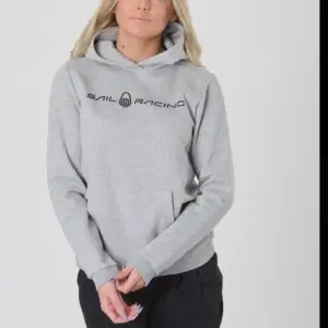 Säljer min as sköna sail racing hoodie!! Den är perfekt nu till sommaren! Den är använd 1 eller 2 gånger❤️den är grå och kommer från kids brand store. Den är i storlek 170 men skulle säga S-M❤️nypris 420kr! Passar till både tjej o kille
