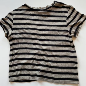 Randig tröja  - Svart, vit och grönrandig T-shirt från weekday, snygg och bra skick! ✨ 