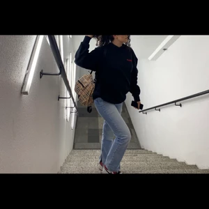 Blåa jeans med slit och hål - Säljer mina byxor från Gina tricot då dom inte passar mig längre, sitter skit snyggt på och går över skorna med slitsen skriv för intresse! 🥰🥰