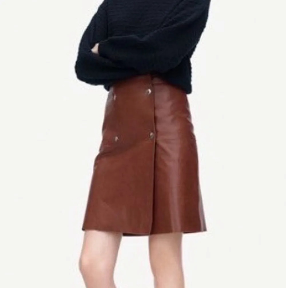 Kjol från Filippa K, modell Leather Wrap Skirt. Använd, men utan anmärkning.  Storlek: Medium Material: Skinn. Kjolar.