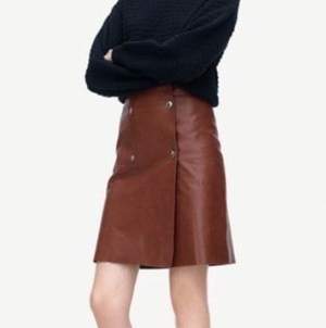 Kjol från Filippa K, modell Leather Wrap Skirt. Använd, men utan anmärkning.  Storlek: Medium Material: Skinn