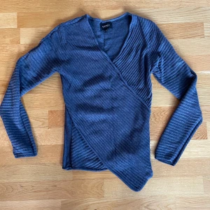 Paketpris 2 nya tröjor - Paketpris på två helt nya tröjor 400kr (nypris 998). Storlek XS. Färg blå/vindröd 